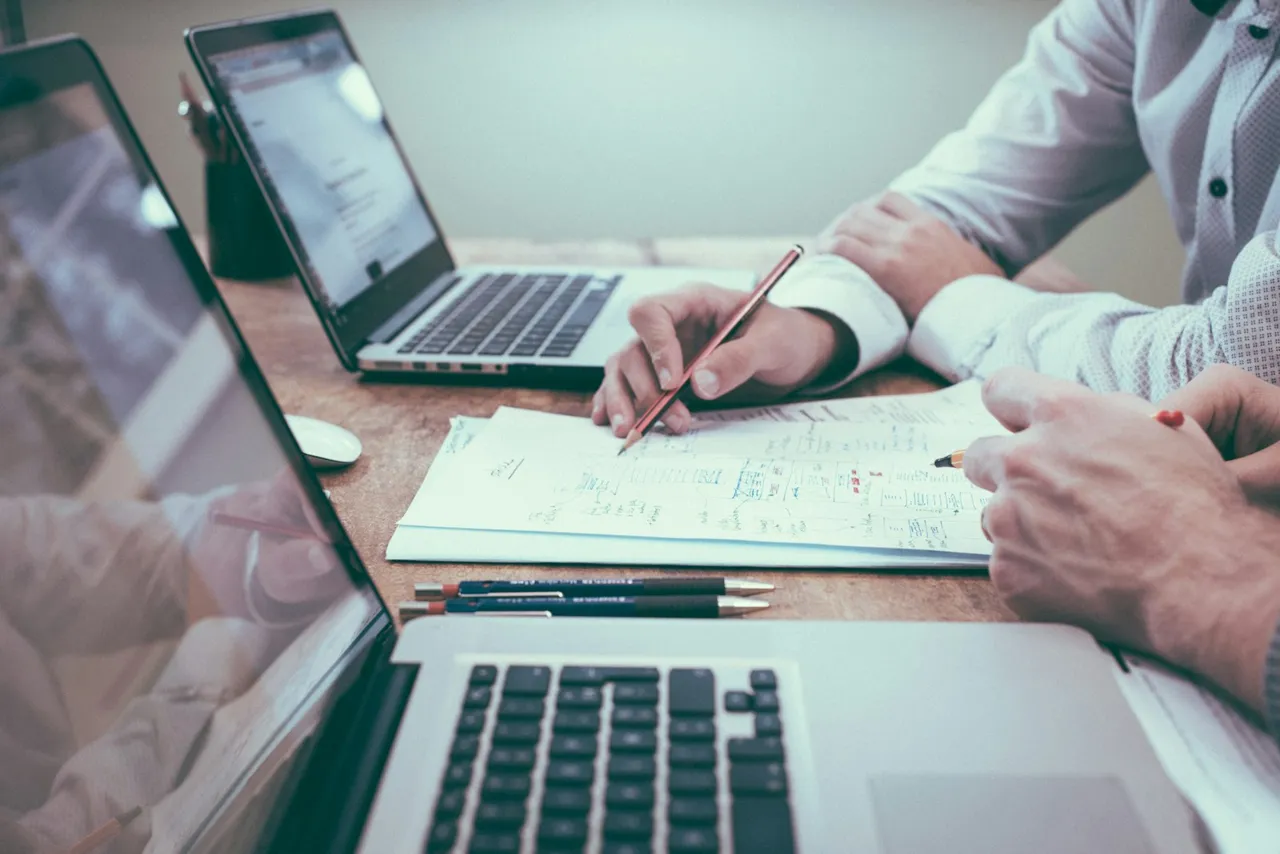 Gemeinsame Durchsicht von Unterlagen am Arbeitstisch